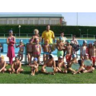 Participantes en los cursos de natación de verano y el concejal de Deportes y Juventud.