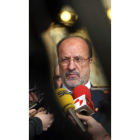 Francisco Javier León de la Riva, ayer con los medios.