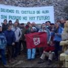 Miembros de colectivos ecologistas concentrados ayer en las ruinas del Castillo de Llanos de Alba