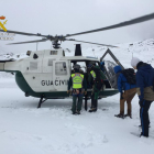 El montañero accidentado tuvo que ser trasladado en helicóptero hasta Pola de Gordón para ser atendido por los servicios sanitarios.