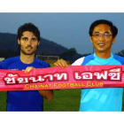 El futbolista leonés José Antonio Pedrosa Galán posa con la bufanda del Chainat FC junto al presidente del club tailandés Anucha Nakasai. La Liga comienza este fin de semana.