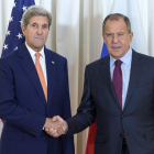 El secretario de Estado americano, John Kerry, estrecha la mano al ministro ruso, Serguéi Lavrov. EFE