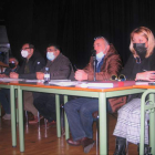 Mesa de la directiva de la Comunidad de Regantes del Canal Bajo, ayer en Ponferrada. M. MACÍAS