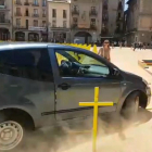 El coche que ha embestido las cruces amarillas en Vic.