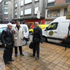 Riesco, ayer en la plaza del Cristo, flanqueado por los concejales Potes y Moreno.