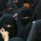 Un grupo de mujeres vestidas con la Abaya, típica vestimenta saudí.