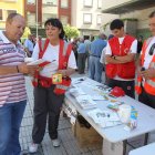 Voluntarios de Cruz Roja, ayer en la plaza de Abastos.