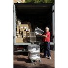 Un operario ultima los preparativos.