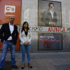 Sadat Maraña con Gemma Villarroel ante la sede de Ciudadanos en la calle Lancia, en León