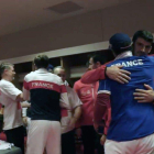 El abrazo del capitán francés, Yannick Noah, a los tenistas croatas.