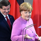 Davutoglu y Merkel se disponen a celebrar una conferencia de prensa, tras su encuentro en la cancillería, en Berlín, este viernes.