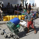 Palestinos cogen agua de un contenedor en Gaza en una imagen de archivo.