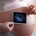Imagen de archivo de una mujer embarazada. EFE