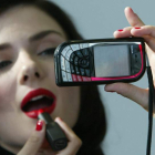 Investigadores americanos concluyen que las féminas luchan psicológicamente contra la crisis con su belleza.