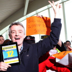 El presidente de Ryanair realiza el símbolo de la victoria, increpado por los trabajadores de Spanair.