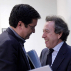 De Santiago-Juárez, con Óscar López, ayer, en el Senado.