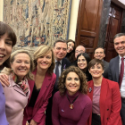 Pedro Sánchez posa junto a varios de sus ministros y ministras para un ‘selfie’, ayer. DIANA MORANT