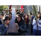 Los jóvenes llevan a hombros la Cruz a la llegada de ésta a la plaza del palacio, ayer por la tarde.