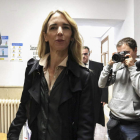 Cayetana Álvarez de Toledo y Javier Iglesias, padre del exvicepresidente Pablo Iglesias, ayer en los juzgados de Zamora. MARIAM A. MONTESINOS