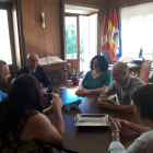 El alcalde, José Antonio Diez, durante la reunión con la junta directiva de la APL.