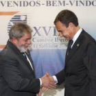 Zapatero saluda a Lula da Silva, ayer, momentos antes de sostener una reunión bilateral