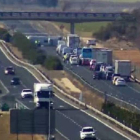 El accidente ocasionó además retenciones en la autovía. DGT