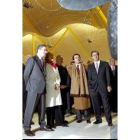 Aznar contempla las esculturas que adornan la nueva terminal