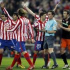 Los jugadores del Atlético protestan a Pérez Burrull.