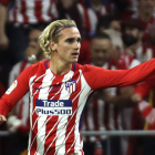 Antoine Griezmann celebra tras marcar al Málaga. BALLESTEROS