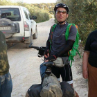 El ciclista, en una foto de su blog, junto a dos personas con las que se cruzó por un camino de Andalucía.