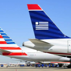 Un avión de American Airlines (izquierda), junto a otro de US Airways, en un aeropuerto estadounidense.