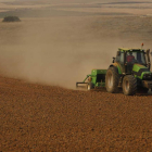Un agricultor con un tractor en una zona agraria del sur de la provincia de León.