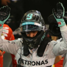 Nico Rosberg celebrando la calificación en el circuito de Abu Dabi.