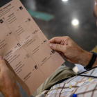 Un hombre observa una papeleta de los candidatos políticos al Senado de diferentes partidos. DANIEL GONZÁLEZ / EFE