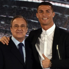 Florentino junto a Cristiano Ronaldo, en el acto de renovación del contrato del jugador portugués en noviembre del 2016.
