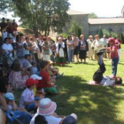 Un momento de las fiestas de Celada del pasado año en la ermita con el teatro de calle.