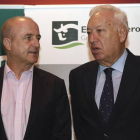 Los exministros Miguel Sebastián (i) y José Manuel García-Margallo (d), durante su participación en una nueva edición del foro empresarial Diálogos para el Desarrollo, hoy en León.