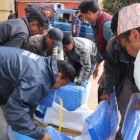 Devendra Tak, entre los que reparten ayuda a los afectados por el terremoto en Nepal.