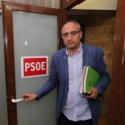 Olegario Ramón, en el despacho del grupo municipal del PSOE. L. D. M.