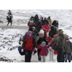 Familias de refugiados tras cruzar la frontera de Macedonia.