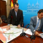 Luis Antonio Moreno y Carlos López Riesco, ayer en la rueda de prensa en el Ayuntamiento.