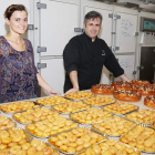 Arriba, Ana, el alma de la Confitería Asturias, y César, su gran chocolatero, en el obrador. Son la segunda generación de confiteros, los ‘herederos de César y Piana. Sobre estas líneas, trabajando las rosquillas