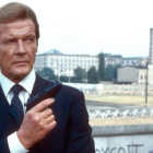 Roger Moore, como James Bond.