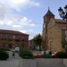 La plaza Mayor de Gordoncillo con la casa consistorial al fondo y la iglesia a la derecha