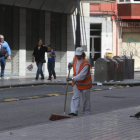 Un operario de la limpieza en una calle de Ponferrada. ANA F. BARREDO
