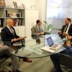 El vicepresidente del Govern, Oriol Junqueras, con el responsable de relaciones institucionales de Rbnb, Chris Lehane.