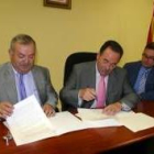 Andrés Domínguez y Ricardo Saavedra durante la firma del convenio