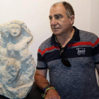 El escultor burgalés Julio Carazo, junto a una de sus obras en tributo a Vela Zanetti. CUEVAS