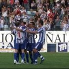 Los jugadores de la Deportiva, en piña, celebran su rotunda victoria en su regreso a Segunda B