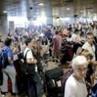 Miles de personas esperaban ayer en el aeropuerto de El Prat (Barcelona) a facturar sus maletas